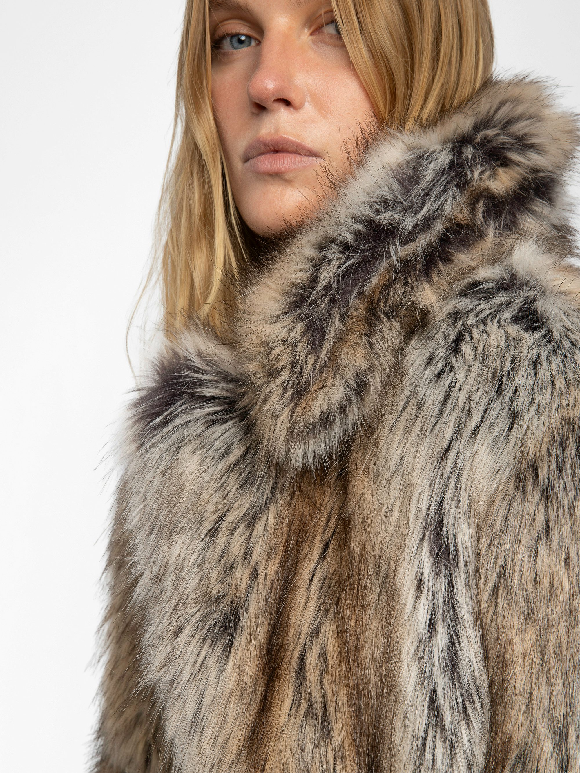 Faune Coat - Short faux fur coat with button fastening.